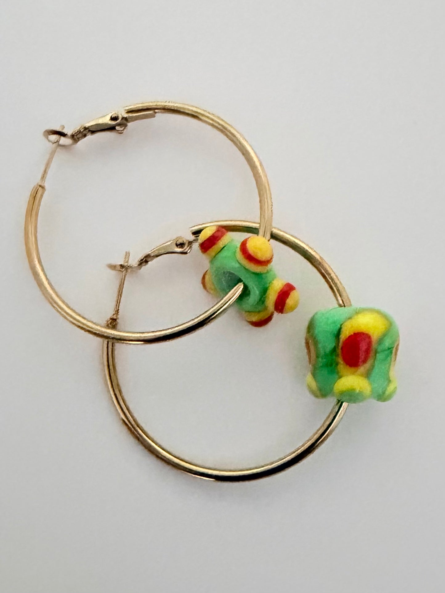 Boucle d'oreille asymétrique – Multicolore (pièce unique)