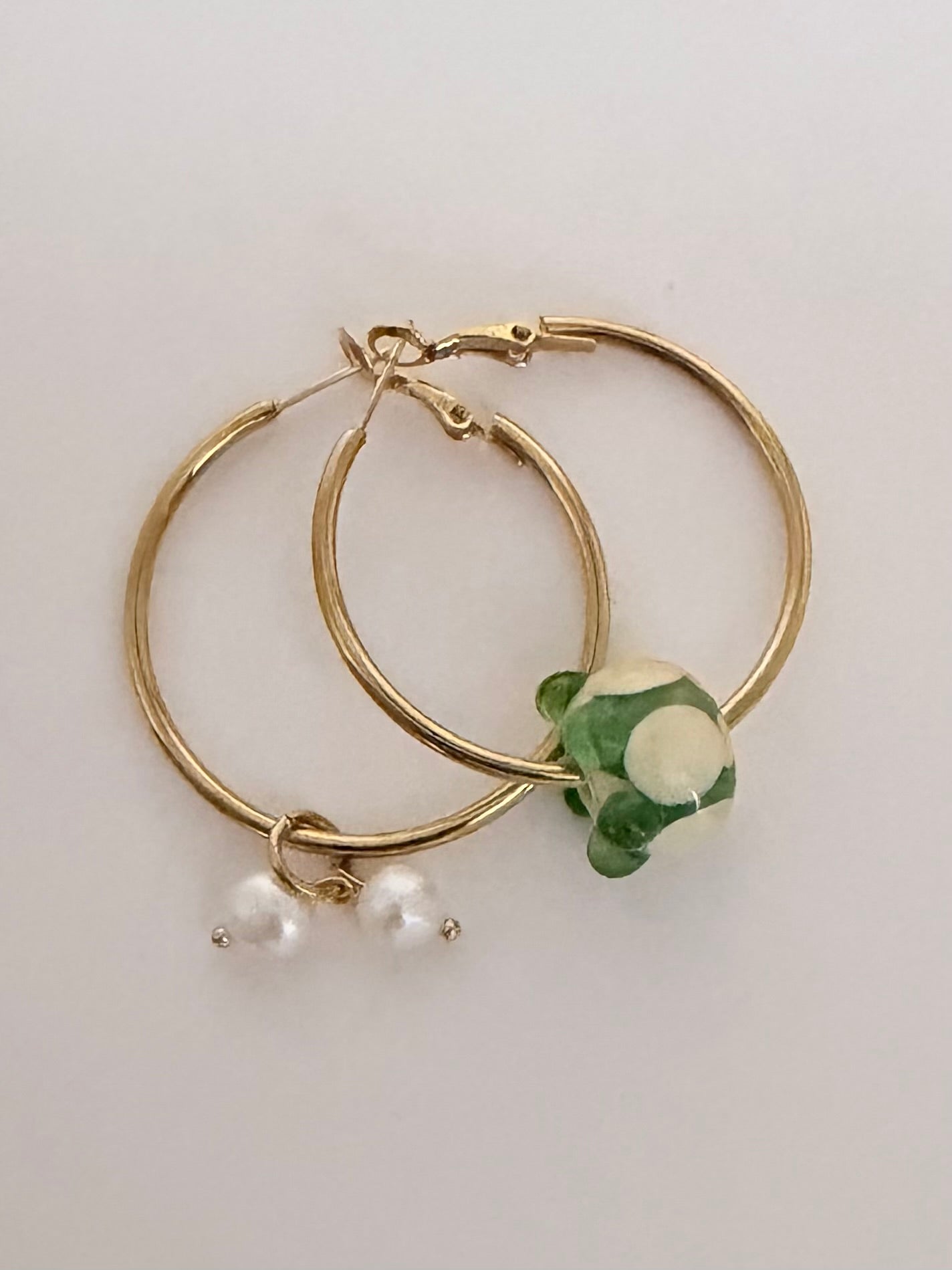 Boucle d'oreille dépareillée – Verte & Ivoire, Perles d'Eau Douce (pièce unique)