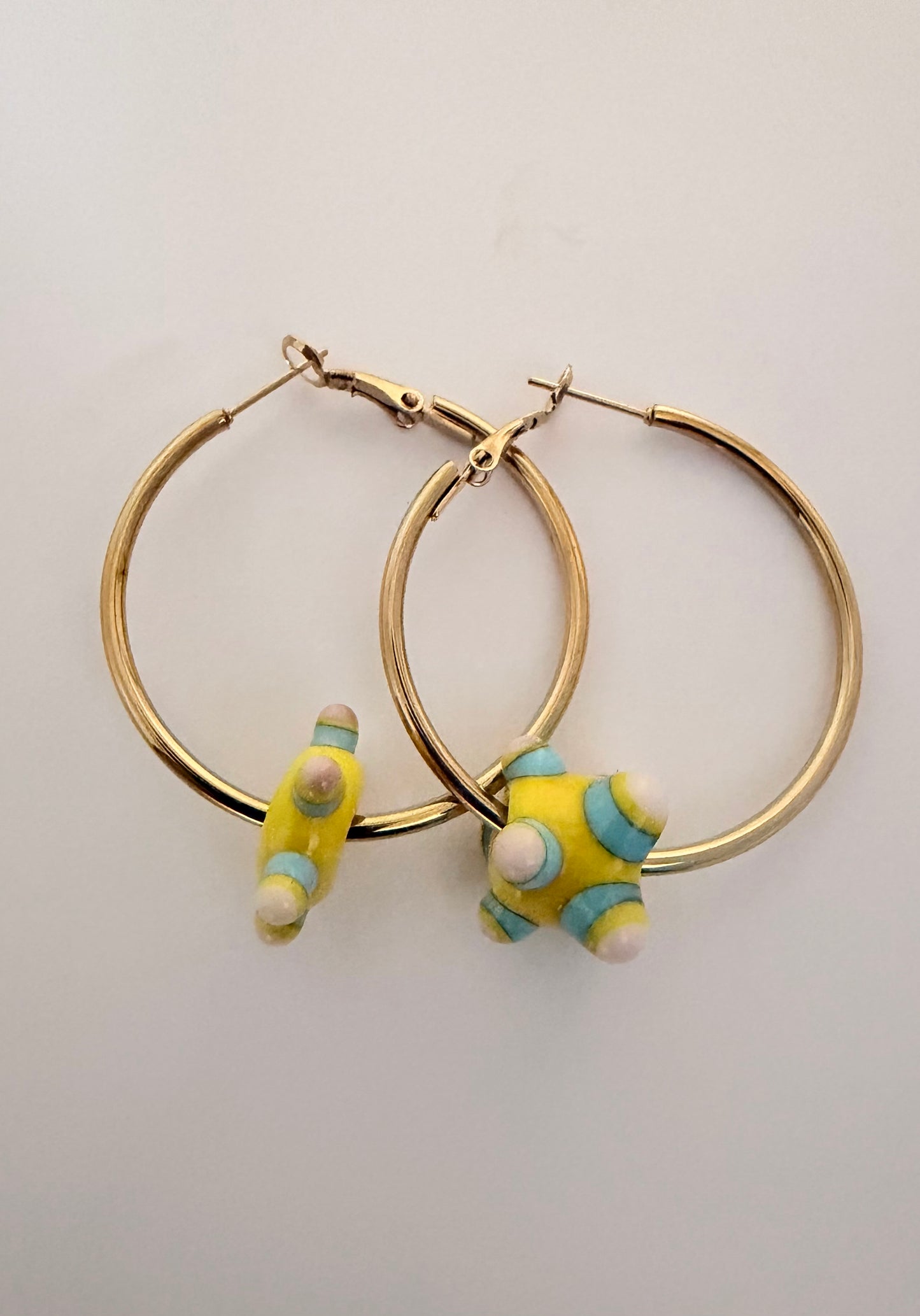 Boucle d'oreille asymétrique – Multicolore (pièce unique)