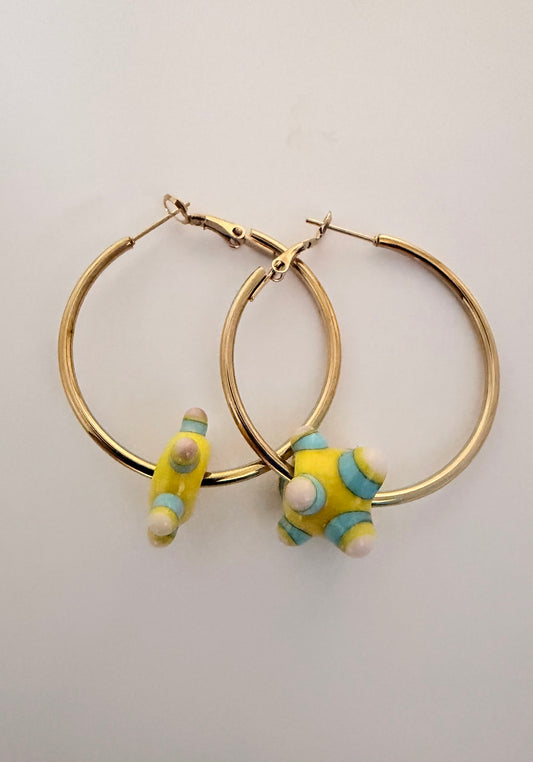 Boucle d'oreille asymétrique – Multicolore (pièce unique)