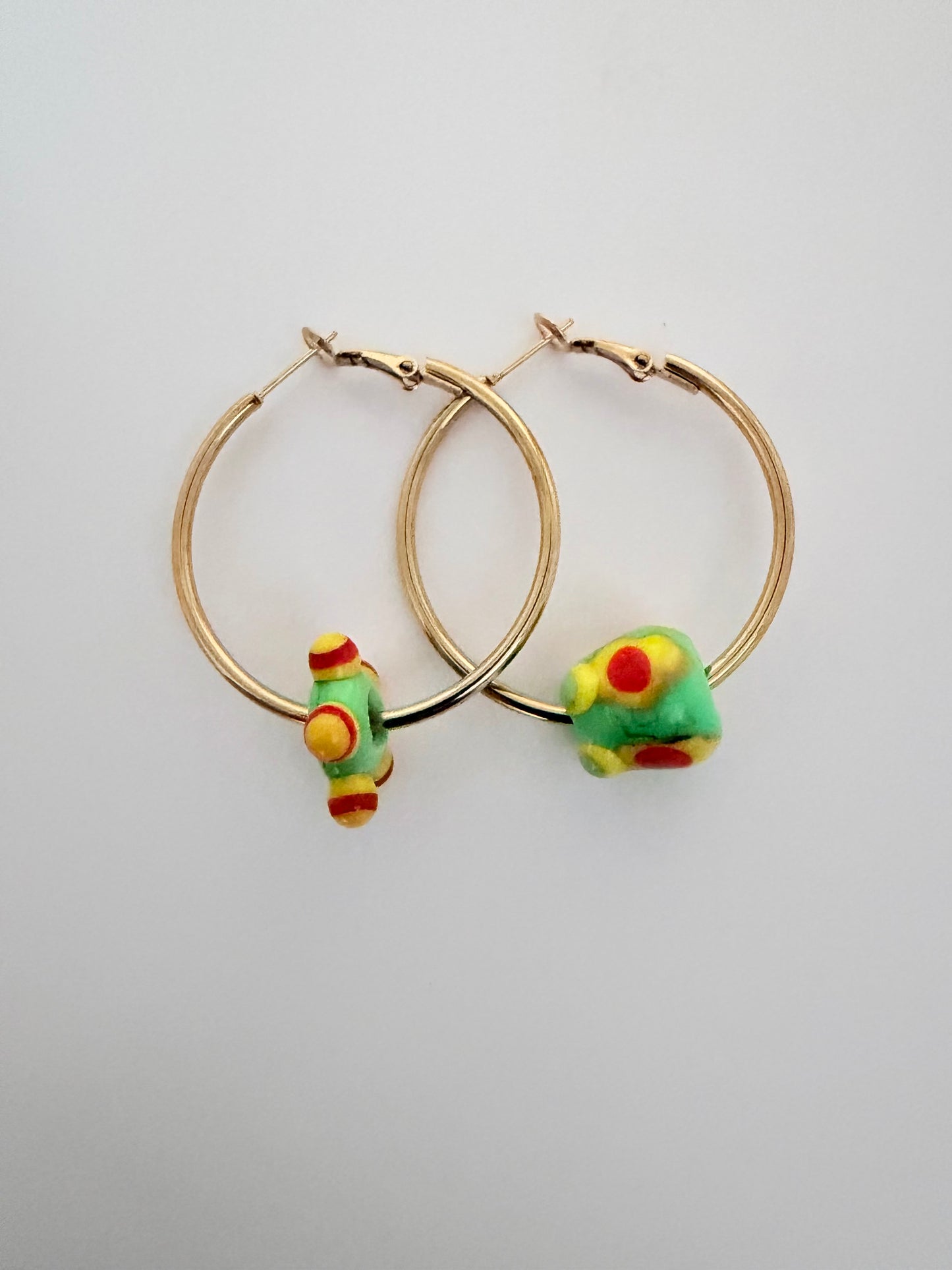 Boucle d'oreille asymétrique – Multicolore (pièce unique)