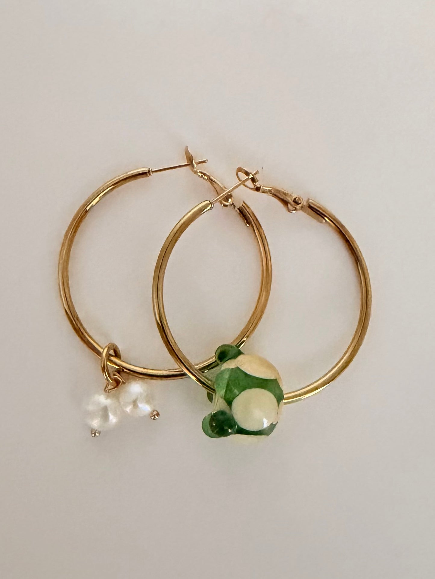 Boucle d'oreille dépareillée – Verte & Ivoire, Perles d'Eau Douce (pièce unique)