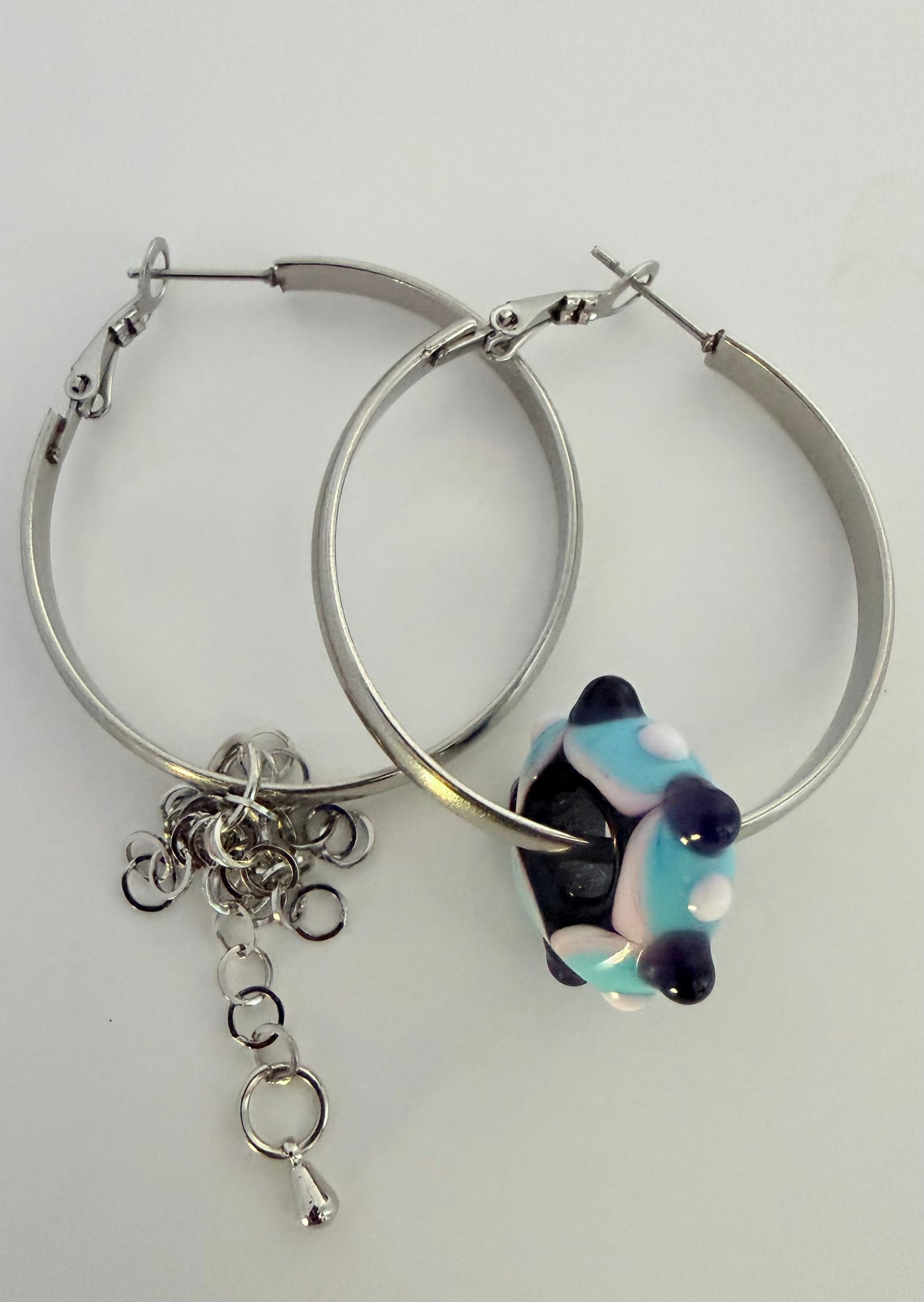 Boucle d'oreille dépareillée – Argentée, Multicolore & Charm (pièce unique)