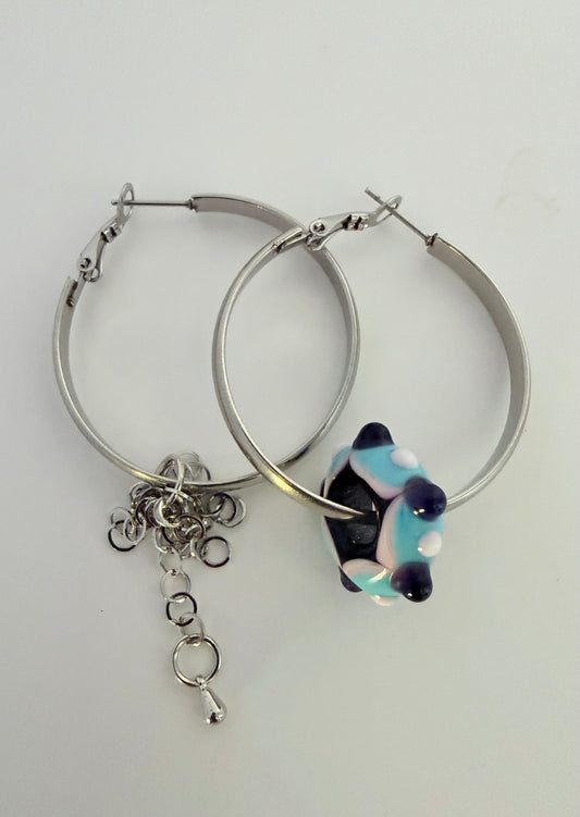 Boucle d'oreille dépareillée – Argentée, Multicolore & Charm (pièce unique)