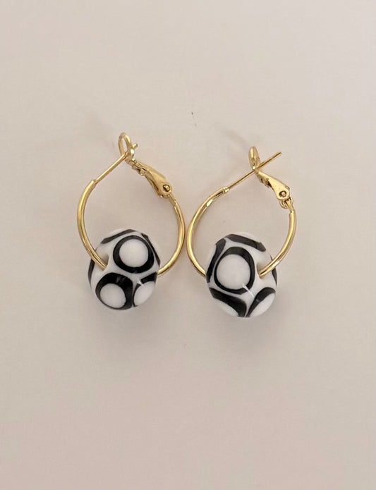Boucle d'oreille (blanc, noir)