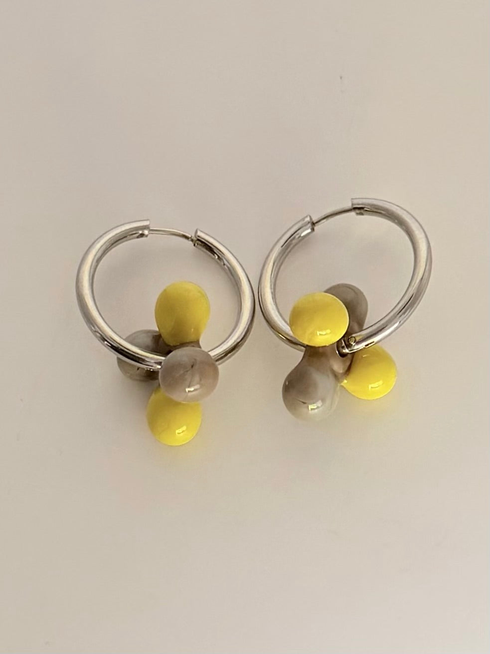 Boucle d'oreille argenté (jaune, kaki)