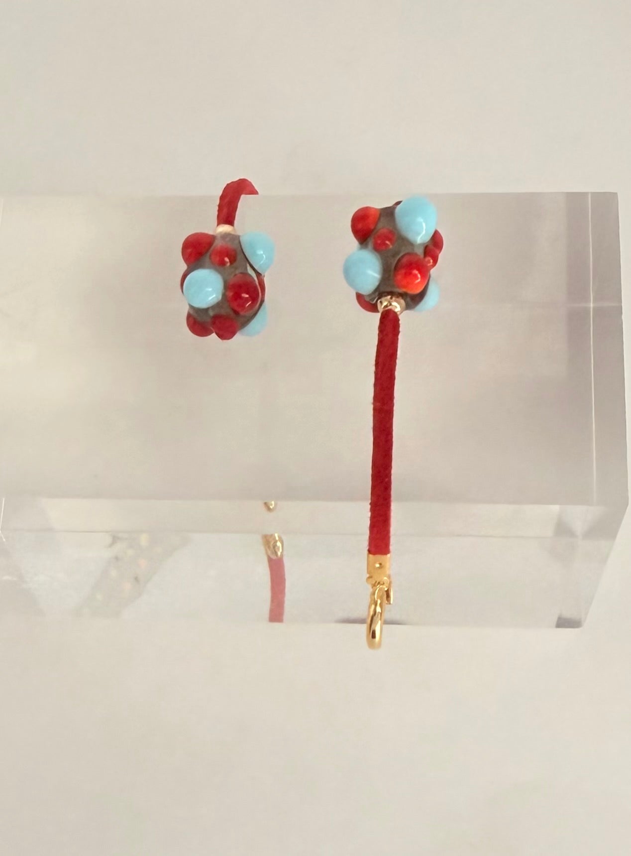 Boucle d'oreille rouge (pendante)