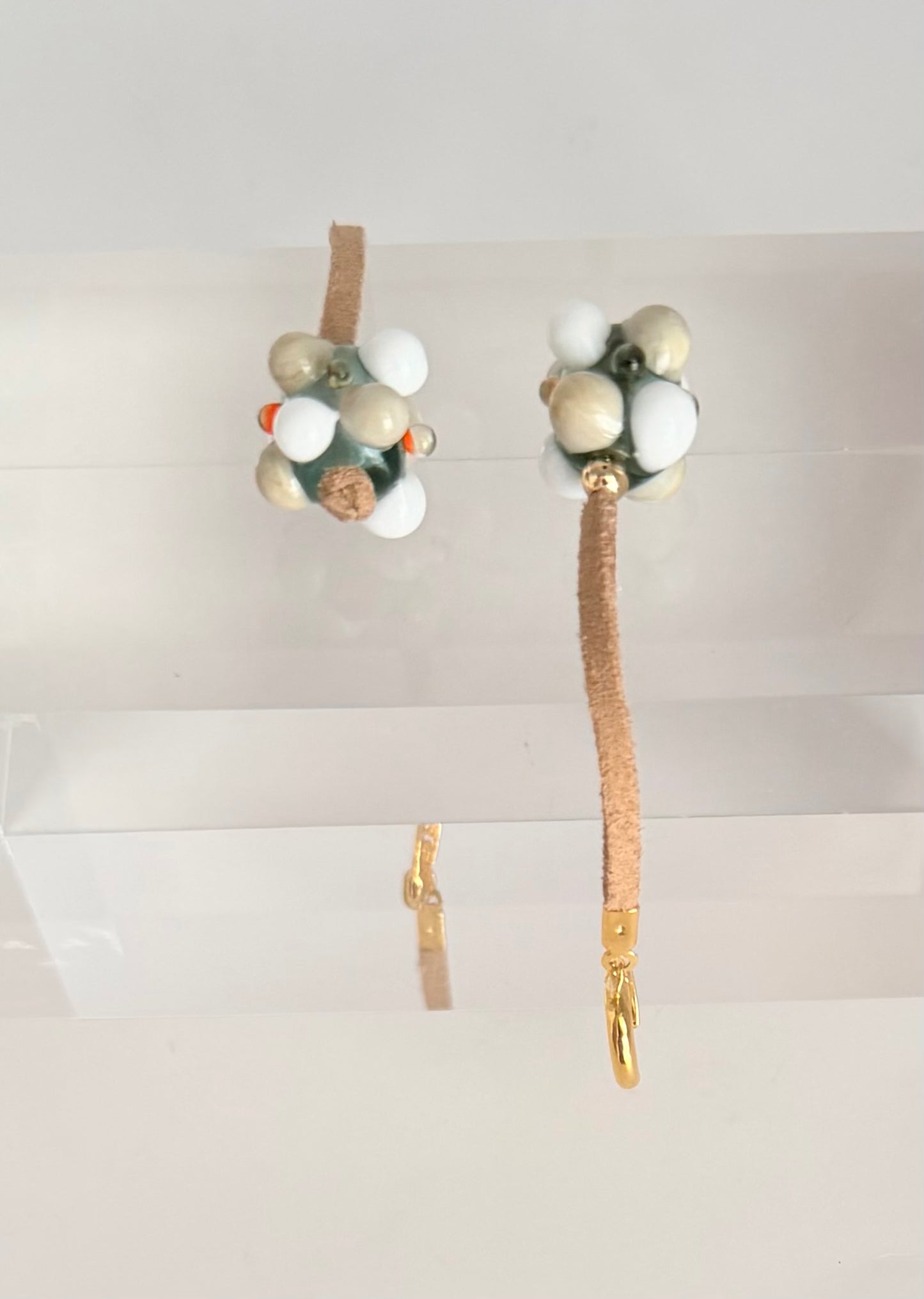 Boucle d'oreille rouge (pendante)
