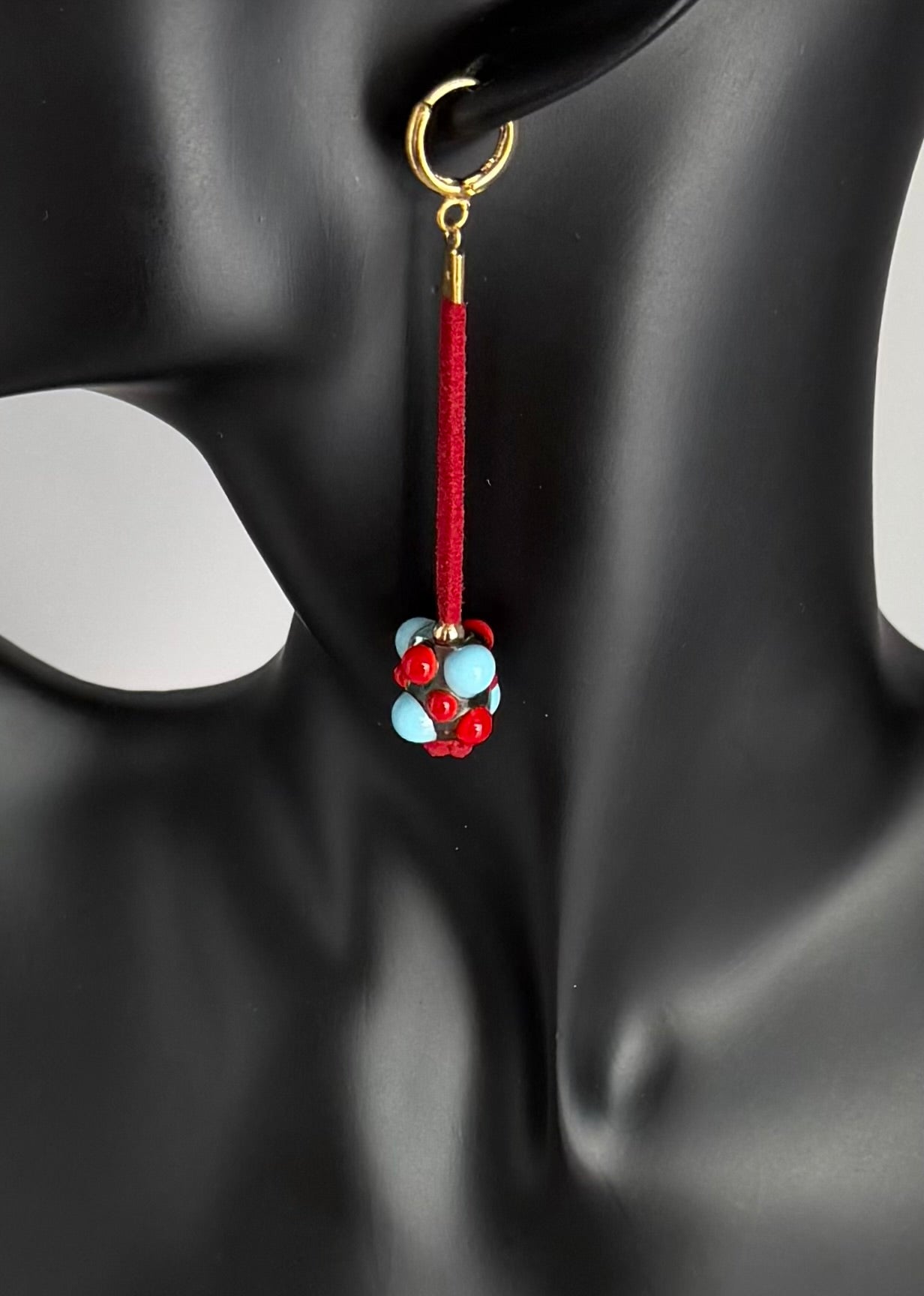 Boucle d'oreille rouge (pendante)