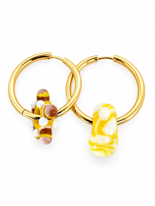 Boucle d'oreille asymétrique créole jaune & beige